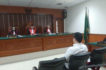 Steve Emannuel bungkam saat masuki ruang sidang