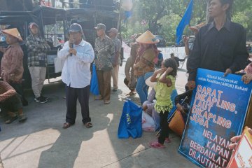 Nelayan unjuk rasa di depan Balai Kota Jakarta tolak Perda Zonasi