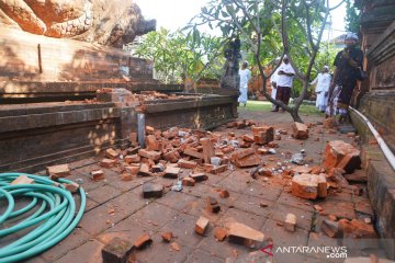 Bagian candi di Pura Lokanatha rusak akibat gempa Bali