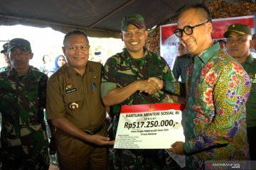 Mensos serahkan bantuan program TMMD di Makassar