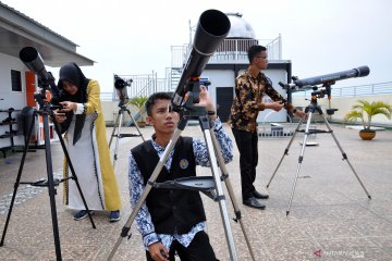 Persiapan melihat gerhana bulan sebagian