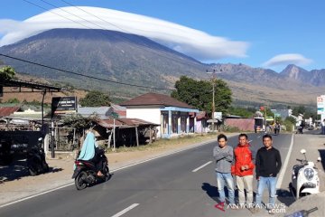 Fenomena puncak Gunung Rinjani bertopi