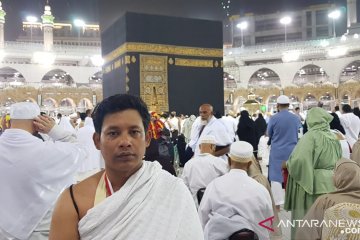 Dharmono bertawaf di bawah gerhana di langit Kabah