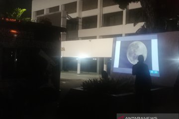 Planetarium Jakarta rutin ajak warga teropong bulan 72 kali setahun