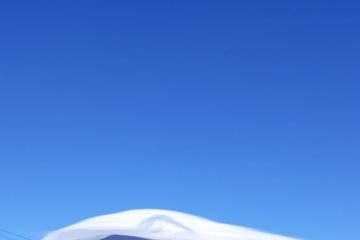 Topi awan melingkari Gunung Rinjani