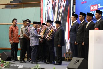 Jusuf Kalla serahkan penghargaan pemda dan kepala daerah terbaik