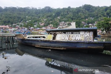 Pengunjung keluhkan bangkai kapal di Muaro Padang