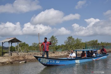 Jasindo salurkan wakaf perahu dan jala bagi nelayan
