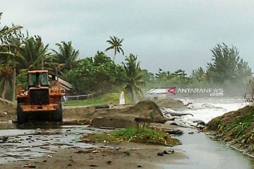 Pemkab Aceh Barat siagakan alat berat atasi banjir rob