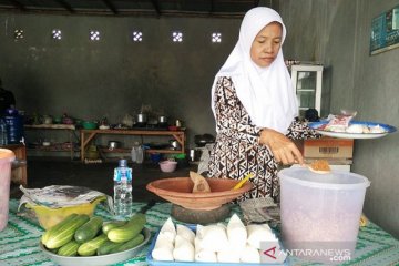 Penjual pencok di Sampit bersama anaknya berangkat haji