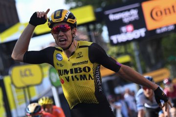 Van Aert terhenti akibat cedera tabrak pembatas