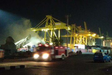 Bangkai kontainer tertimpa crane di Pelabuhan Semarang terbakar