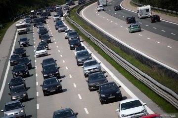 Bukan hanya di Indonesia, kemacetan lalu lintas juga terjadi di jalan tol di Jerman