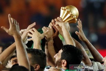 Belmadi bersuka cita bersama trofi Piala Afrika kedua Aljazair