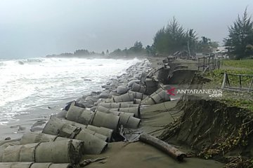 Banjir rob rusak tanggul pengaman pantai di Aceh Barat