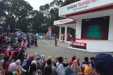 Kehabisan tiket, penggemar nobar semifinal di depan Istora