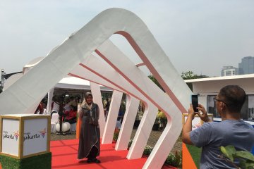 Replika JPO Senayan spot foto favorit pada Lebaran Betawi di Monas