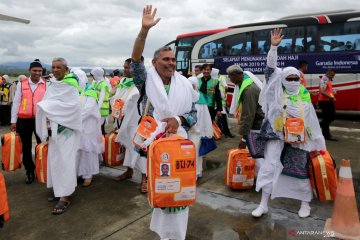 Jamaah calon haji kloter pertama Embarkasi Aceh diberangkatkan
