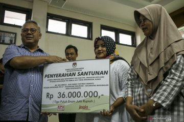 KPU serahkan santunan kepada perwakilan keluarga petugas KPPS