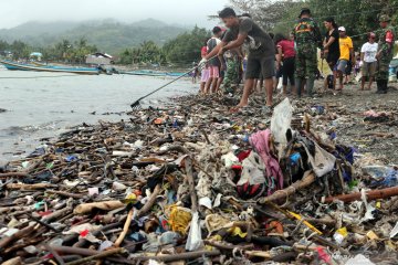 Sampah plastik di perairan Ternate kian menghawatirkan