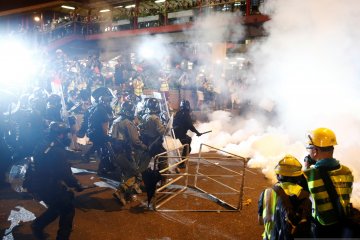 Polisi bentrok  dengan pengunjuk rasa di Hong Kong