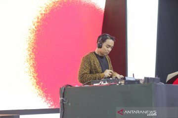 DJ Dipha Barus goyang panggung Toyota di GIIAS 2019
