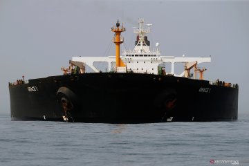 Kapal tanker Iran pindah  posisi tapi masih berlabuh di luar Gibraltar