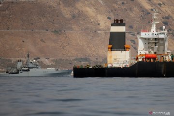Kapal yang melintasi Selat Hormuz diminta lapor ke AL Inggris