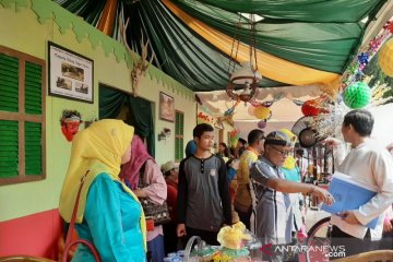 Warga nikmati makanan khas Betawi di anjungan wilayah Jakarta