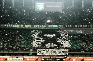 Bonek berkaos hitam kenang Cak Jhoner saat laga Persebaya