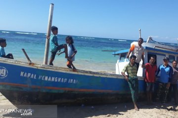 Kapal ikan tanpa awak ditemukan terdampar di Pulau Sabu