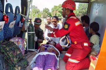Satgas evakuasi pasien patah tulang pengungsi gempa Halmahera