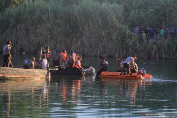 Pencarian pesawat jatuh di sungai Cimanuk