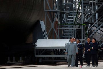 Kim Jong Un kunjungi pabrik kapal selam Korut