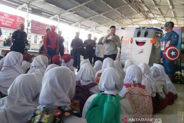 Para "Superhero" ikut edukasi anak di Stasiun KAI