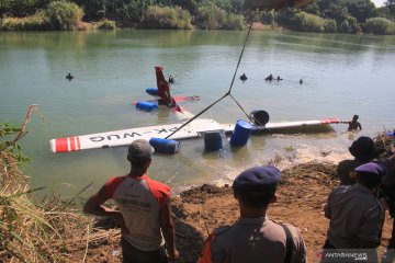 Evakuasi pesawat latih yang jatuh di Sungai Cimanuk