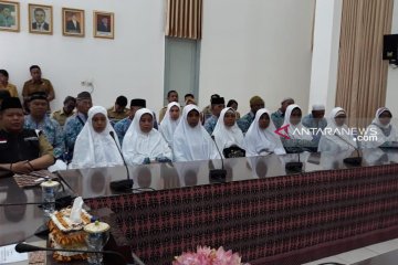 Bupati Kupang lepas 21 calon haji ke Tanah Suci