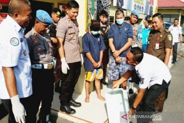 Dua tersangka saksikan sabu senilai Rp315 juta dibuang ke selokan