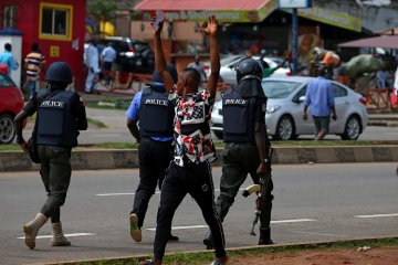 Pemrotes Syiah bentrok dengan polisi militer Nigeria