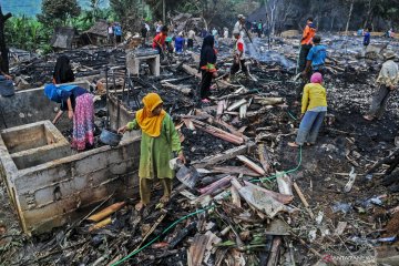 Kebakaran rumah adat di Lebak