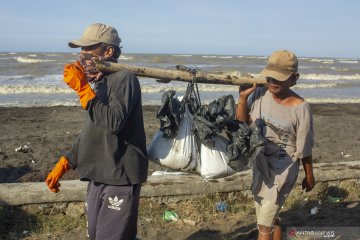 Penanganan tumpahan minyak mentah di pantai Karawang