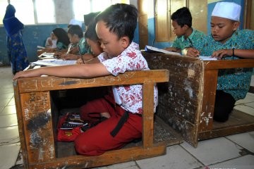 Sekolah kekurangan bangku dan meja belajar