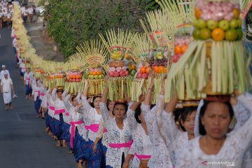 Tradisi Mapeed Hari Raya Galungan