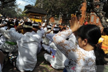 Gempa Jembrana, persembahyangan Galungan di Bali tetap lancar