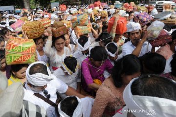 Umat Hindu padati Pura Jagatnatha Denpasar saat Galungan