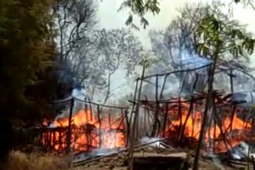 Tiga rumah di Kampung Adat Ubu Bewi Sumba Barat terbakar