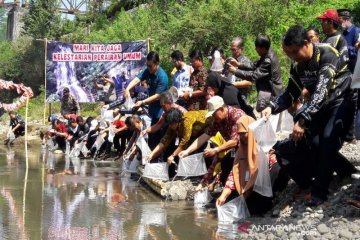 Temanggung tebar 5.000 ikan uceng di perairan umum