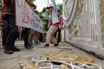 Unjuk rasa soal Danau Toba di kantor Gubernur Sumut, massa rusak pagar