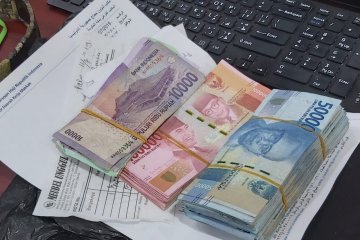 Uang belasan juta rupiah kemungkinan milik jamaah ditemukan di taksi