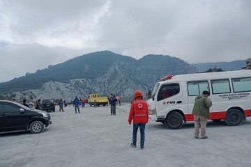 Relawan PMI bertahan di lokasi Letusan Gunung Tangkuban Parahu
